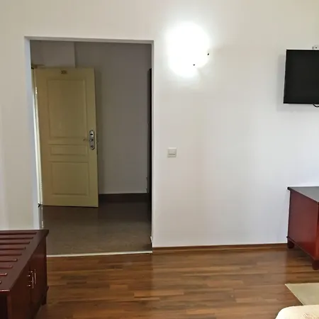 מלון דירות Lira Pacific 3*