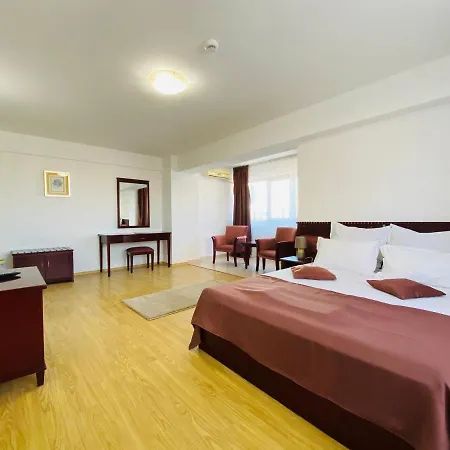 Lira Pacific Apart-hotel Constança