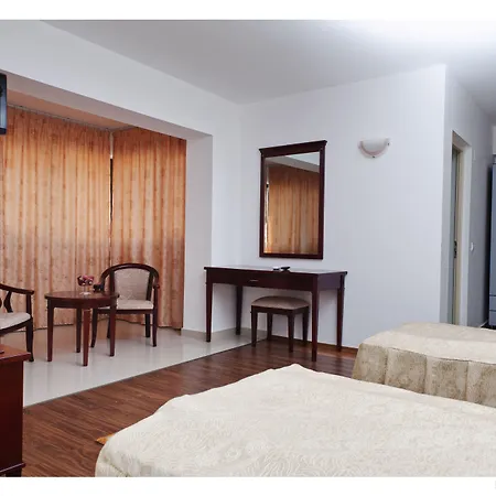 Lira Pacific 3* Constança